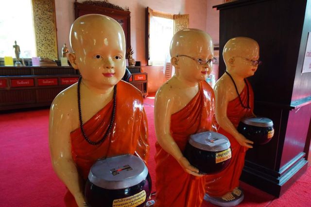 可以把香油钱投入小和尚手里的钵,会诵经的~ 帕辛寺