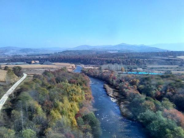 10月6日上午,深秋的延边州,山川河流分外清朗.摄影/黄华