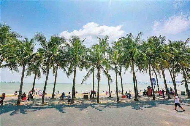 如果你来海口旅游就不得不去假日海滩感受一下海,假日海滩非常具有