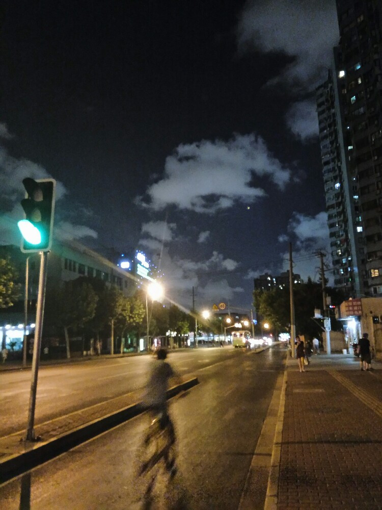 上海晚上的蓝天白云~夜跑