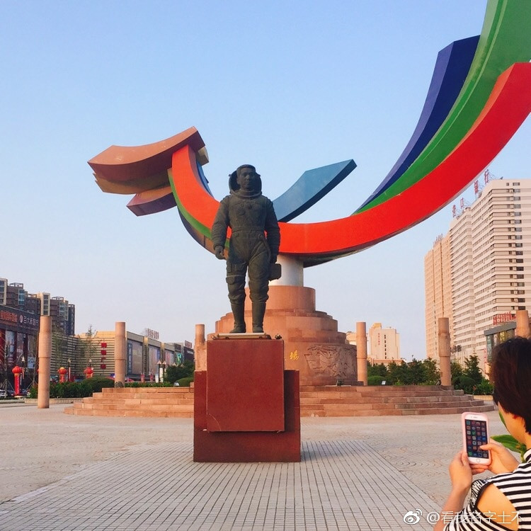 初来咋到,住在了葫芦岛飞天商场后面的公寓里,出门就是商场超市,吃饭