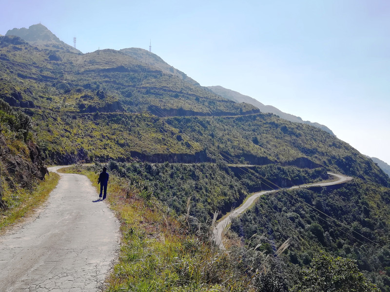 这是龙岩广播电视台的发射塔,移动发射台;再走四钟就到了双髻山