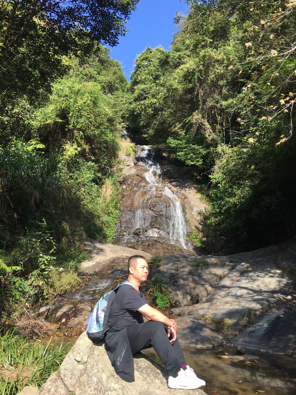 三叠泉寒气逼人,如果是夏季一定是很凉爽,登山一直是沿着山间的小溪和