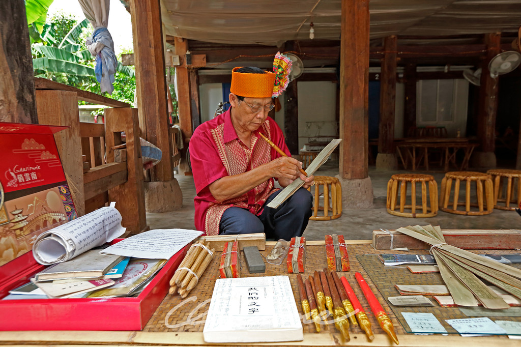 在西双版纳发现的贝叶经,有巴利文本和傣文本两种,其规格有每页四行式