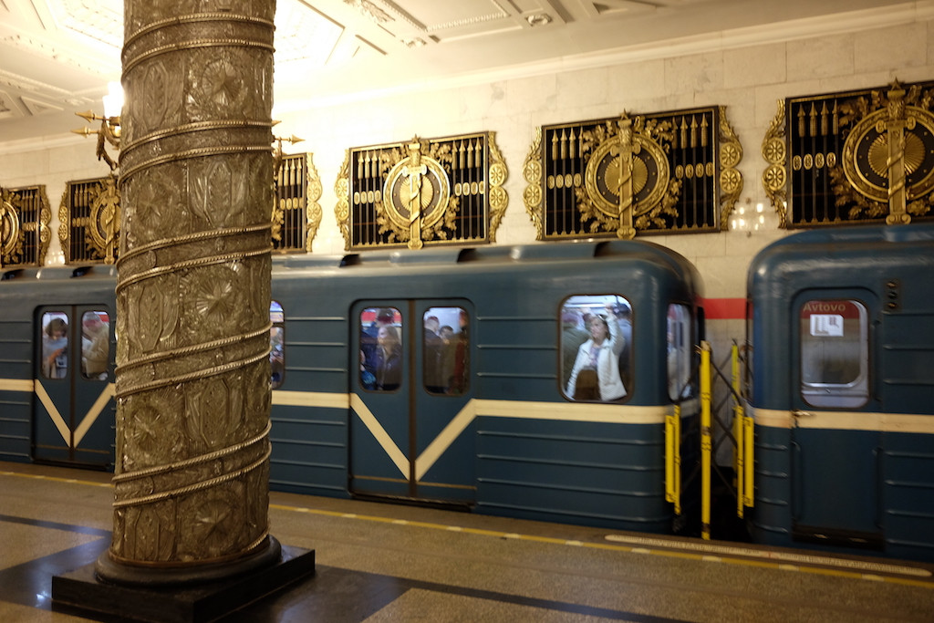 与莫斯科一样,圣彼得堡地铁也是地下艺术宫殿