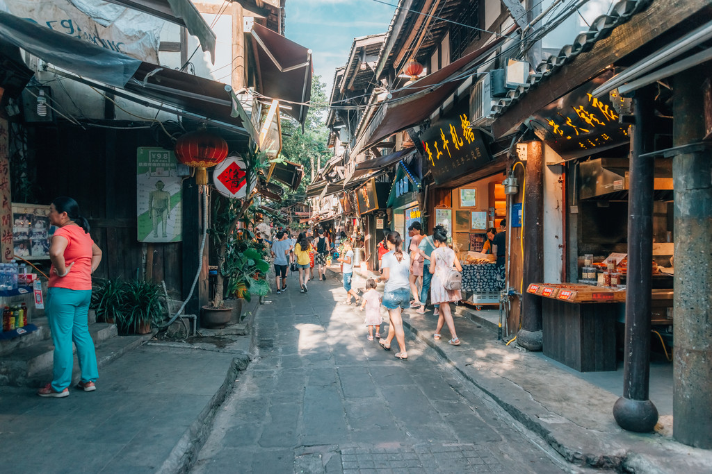 卖火锅底料的商店真的占据了磁器口的大半部分,可以说很有重庆特色了