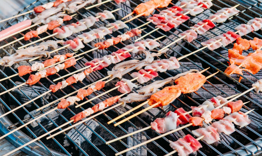 户外烧烤,夏天的烧烤和冰啤载合适不过了
