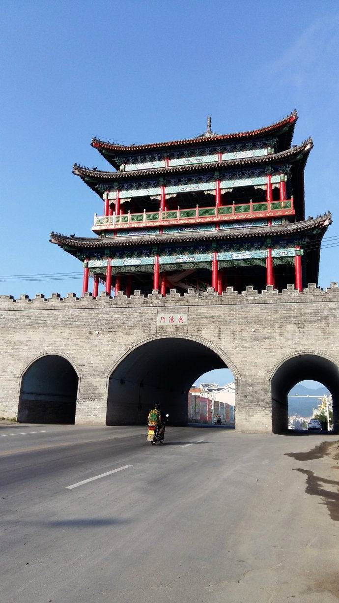 桓仁古称八卦城,现在已经难觅旧日踪迹.图为后建的桓仁朝阳门.