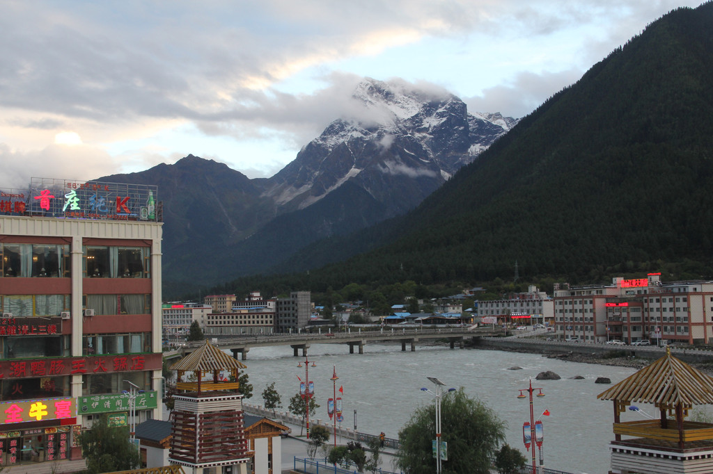 波密县,位于西藏自治区东南部,海拔2700米,有著名的卡钦,则
