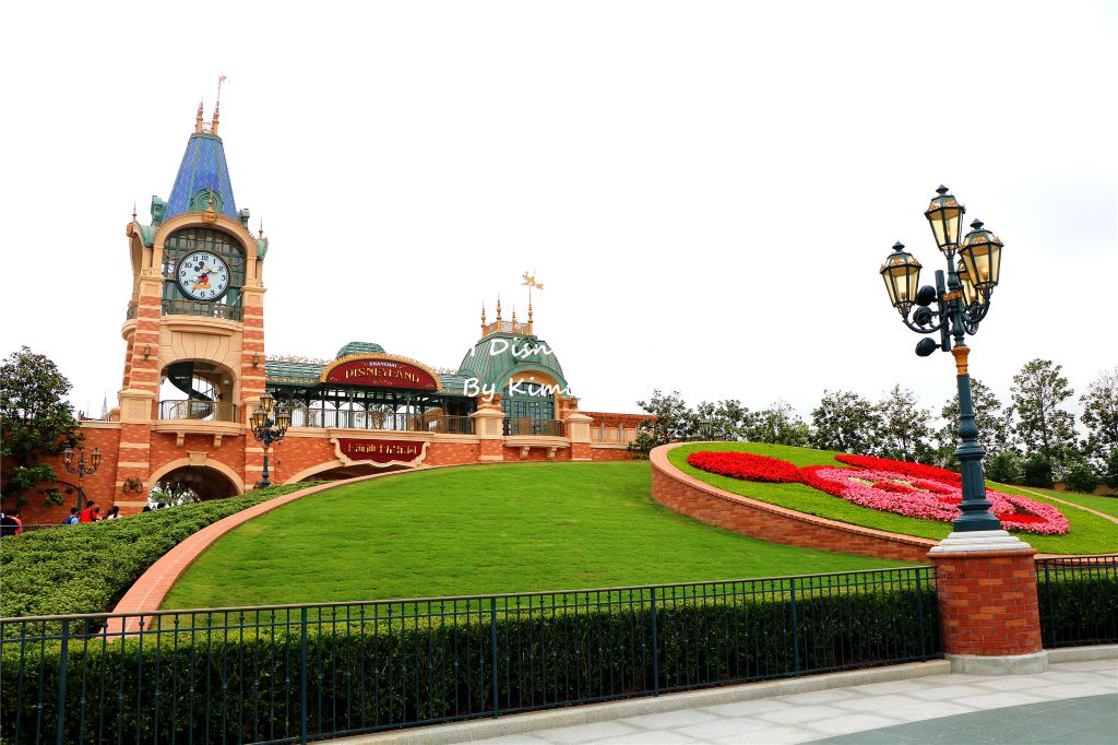 一份乐园指南和乐园时间表哦 一进大门,迎面就是迪士尼标志性的城堡