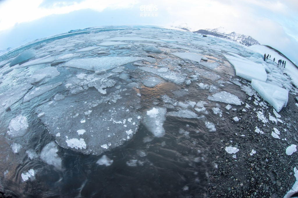 冰冻星球下,一颗颗晶莹的冰块漂浮在清澈的杰古沙龙冰河湖之上.