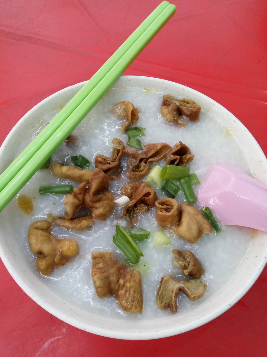 个人觉得咸稥肠粉和皮蛋瘦肉粥比较好吃,炸猪肠粥,薏米都不好吃.