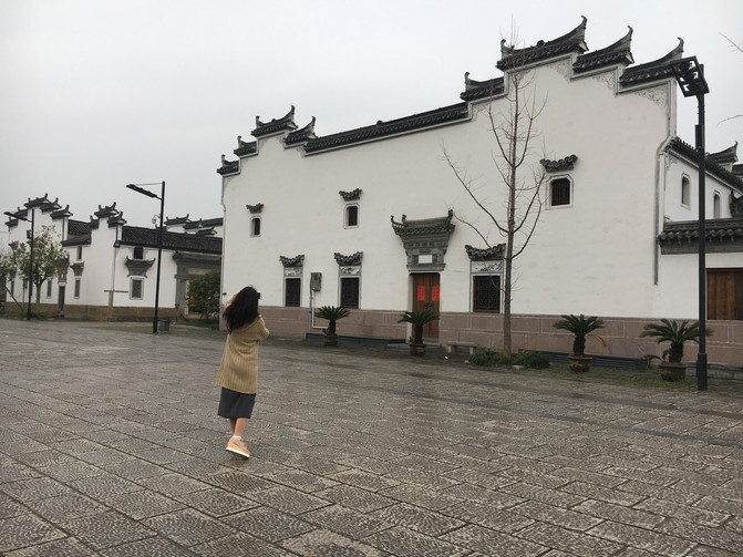 典型的徽派建筑,粉墙黛瓦,高高的马头墙,再配上我们美丽冻人的女神,好