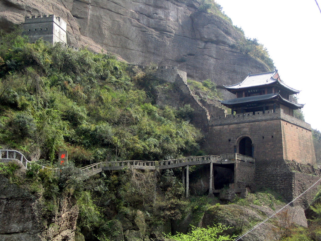 剑门蜀道,这是通往北端将至广元的剑门阁,要体会"蜀道难,难于上青天"