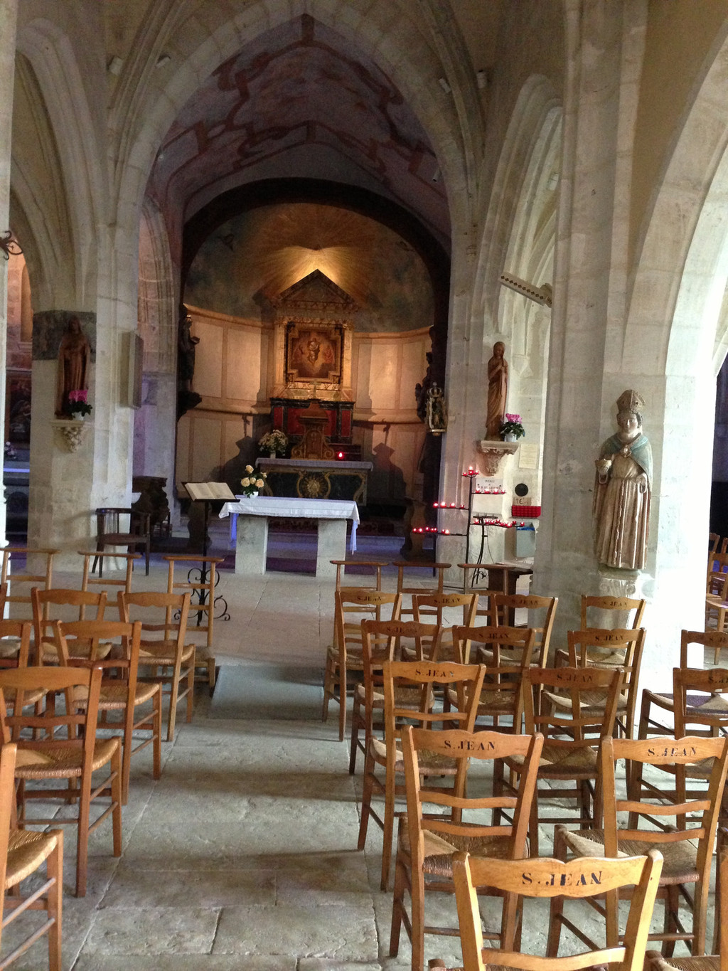 法国小城镇上的教堂一般都是很小的那种,除了圣母圣子的画像外,只有