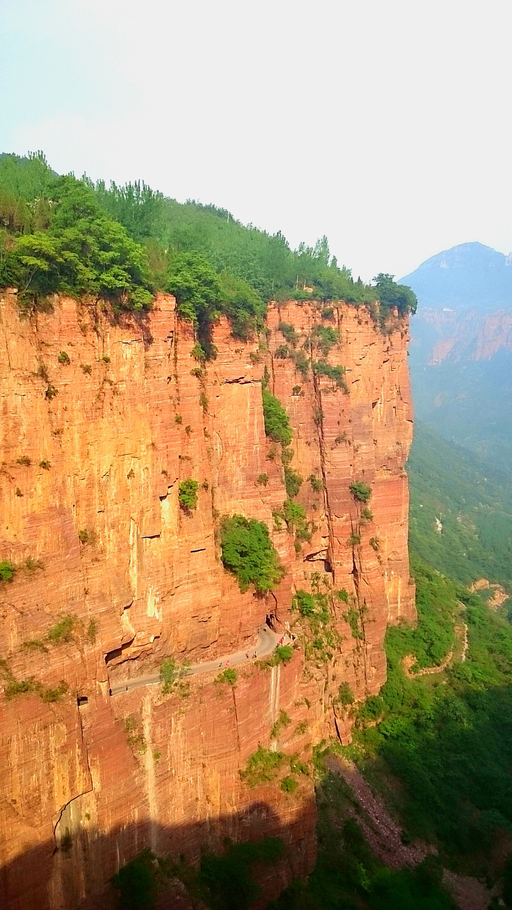 惊叹的是进入《万仙山景区》后去往郭亮村的必经之路——" 绝壁长廊"