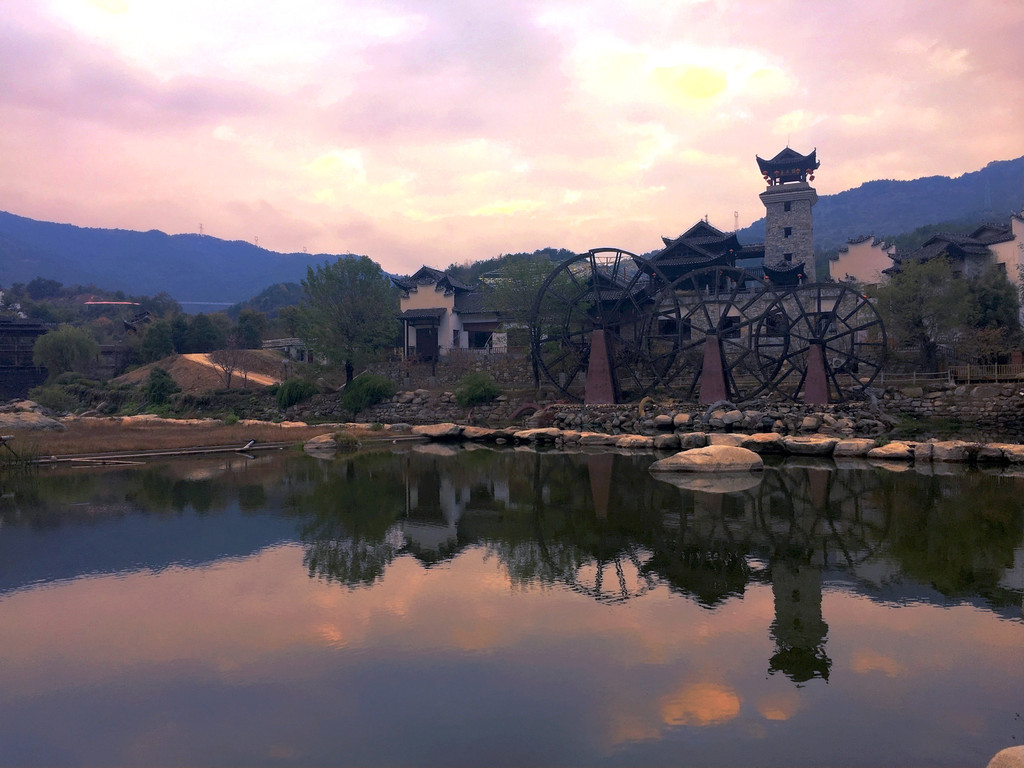 琼山秀水仙境地,浪漫情怀别样天--锦里沟秋色美(续)