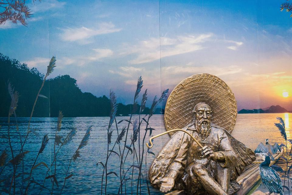 初来狮城千岛湖文渊狮城 上海乘坐高铁,1小时即可到达杭州,从杭州乘坐大巴前往千岛湖从千岛湖镇经千岛湖大桥沿千汾线39公里达到姜家镇文渊狮城,路上耗时约3~4小时,最近杭州因为G20各种安检和堵车正常情况三个小时就可以到达文渊狮城。可能是考虑到让我们消除一下旅途劳顿,呼吸一下富含负离子的新鲜空气,终于在夜晚降临的时刻 我们来到了千到湖文渊狮城 住宿:千岛湖文渊狮城度假酒店,这里拥有小别墅可以选择,如果是亲子或者情侣可以考虑住 艺宿 特别温馨 今天因为舟车劳顿直接入住千岛湖文渊狮城铂瑞酒店,围绕酒店修建的古