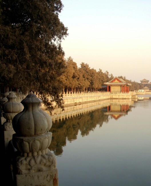 冬日颐和园 人们习惯于夏日,或者春季和秋季游颐和园,去欣赏红墙