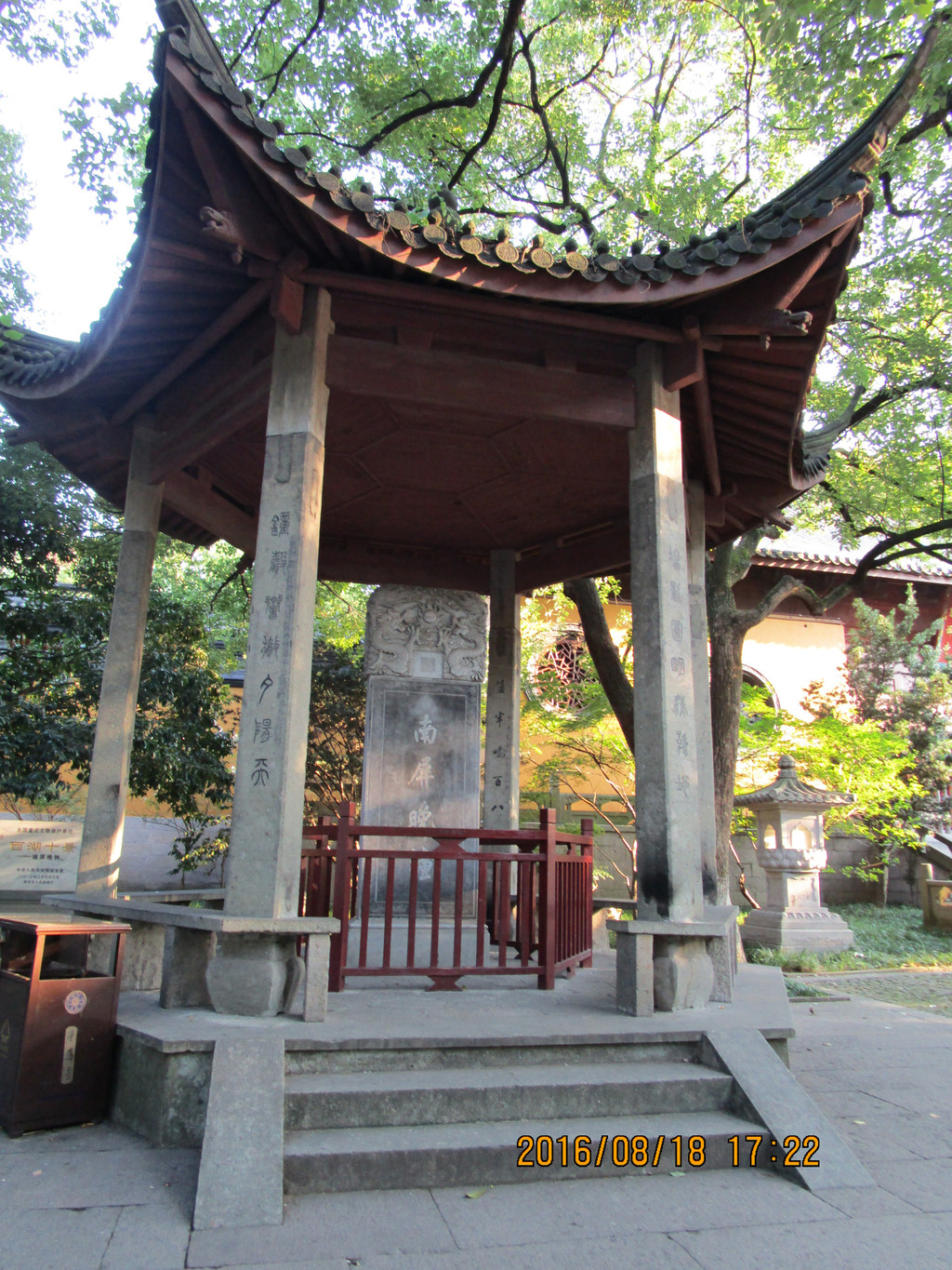 雷峰塔对面是净慈寺,这里其实是"南屏晚钟"这个景点,相较灵隐寺,这里