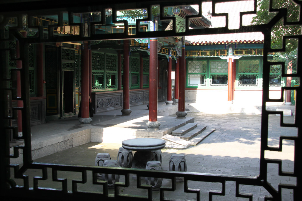 张氏帅府的府院坐北朝南呈"目"字型,是典型的北方四合院.