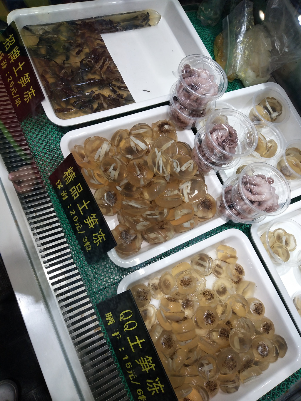 厦门特色小吃之一可口革囊星虫做的土笋冻，你敢吃吗？