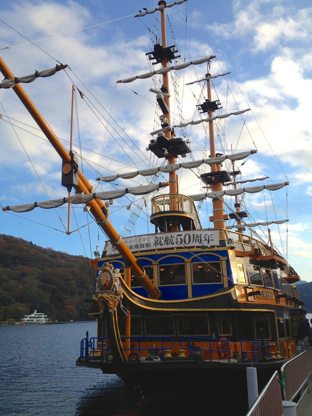 芦之湖上运营着著名的"海盗船",已经有50年历史了.