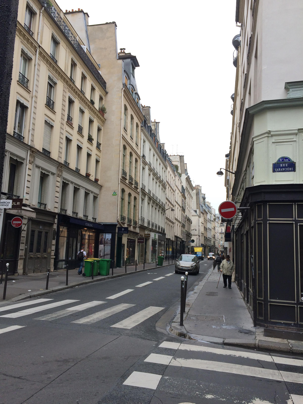 上午十一点巴黎的街道,因为星期天路旁的很多店都关门,真实巴黎的生活