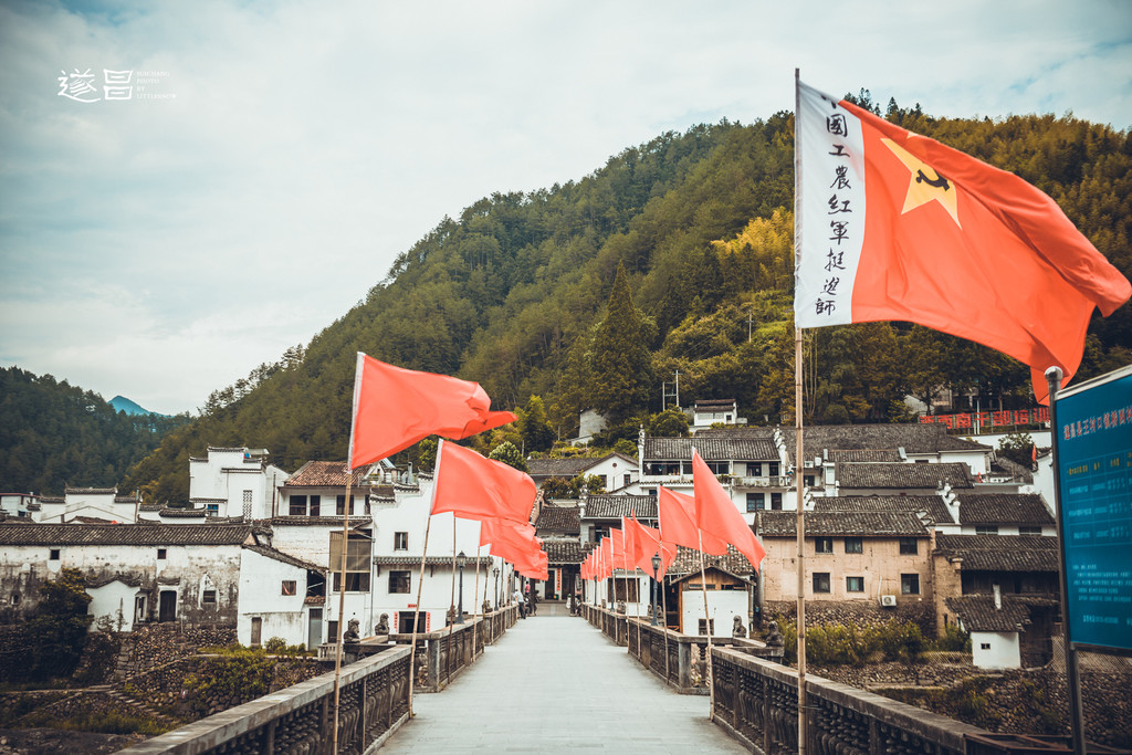 迎风飞舞的红旗,粟裕将军指挥作战的大幅墙绘…王村口镇随处可见的