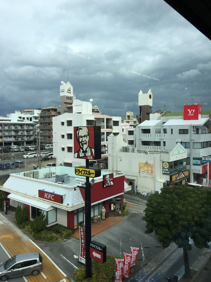 早晨8:20的国航直飞冲绳那霸机场,当地时间12:30到达,坐monorail单轨