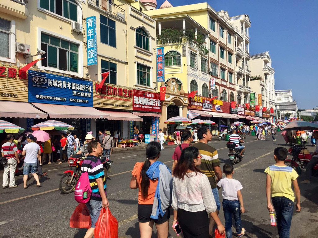 上午去中越边境东兴口岸半日游,人头攒动,边贸生意好得很.