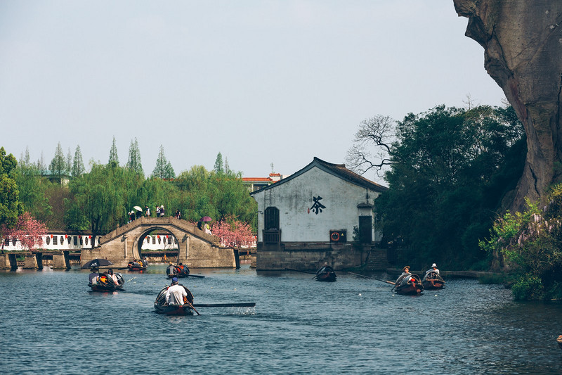 绍兴市东湖风景区 乌篷船从画中过 绍兴市东湖风景区 东湖远远的与