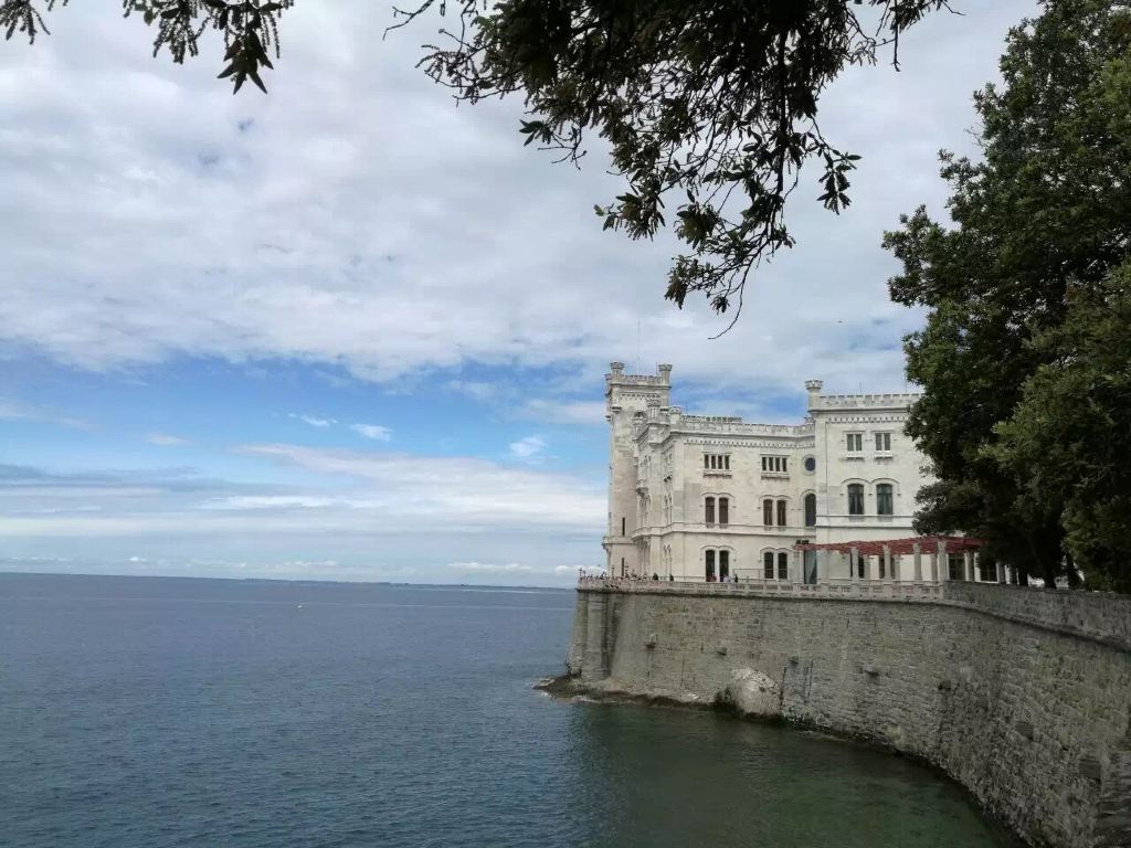 早餐后10分钟车程,抵达米拉马雷城堡( castello di miramare ),这是