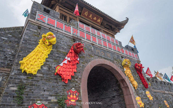 因兴建新安江水电站,始于汉唐年间的"狮城"贺城"一夜间被淹没在这片