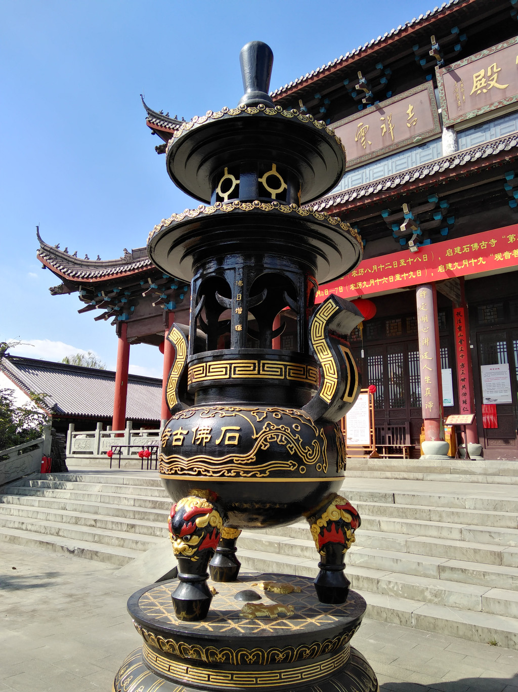 梅花洲景区的知名景点之一[千年石佛古寺,已有1500多年的历史.