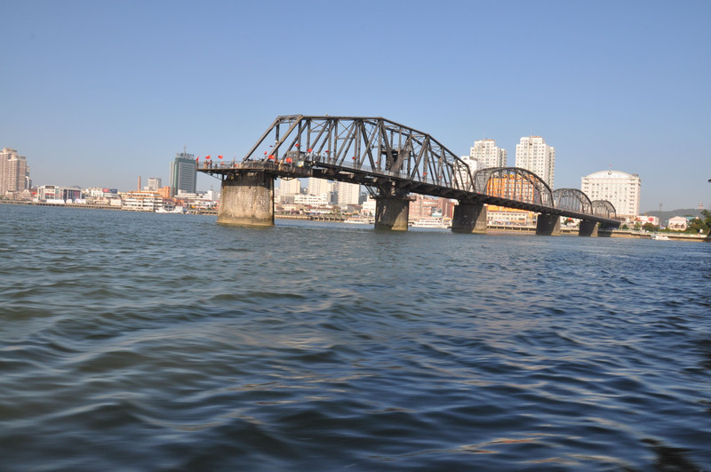 鸭绿江断桥为鸭绿江上诸多桥中第一座桥也是丹东市区唯一一个国家级