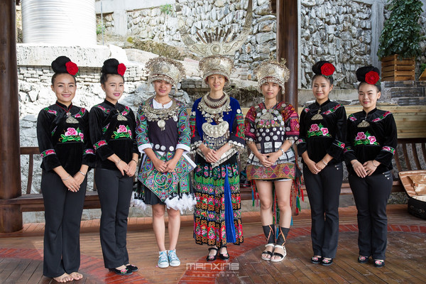 雷山苗族服饰多姿多彩,是当今世界上最美丽,最漂亮的服饰之一.