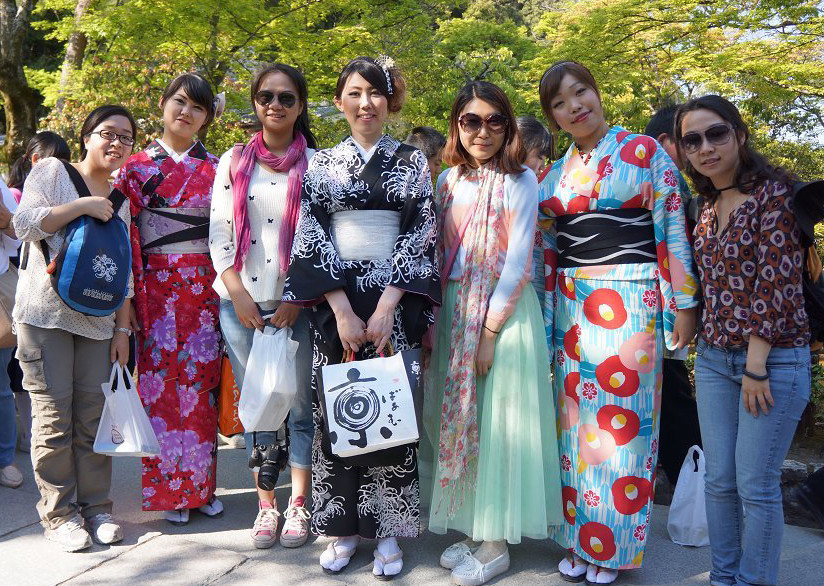 在金阁寺遇到了几个穿和服的日本女人,大伙积极要求合照