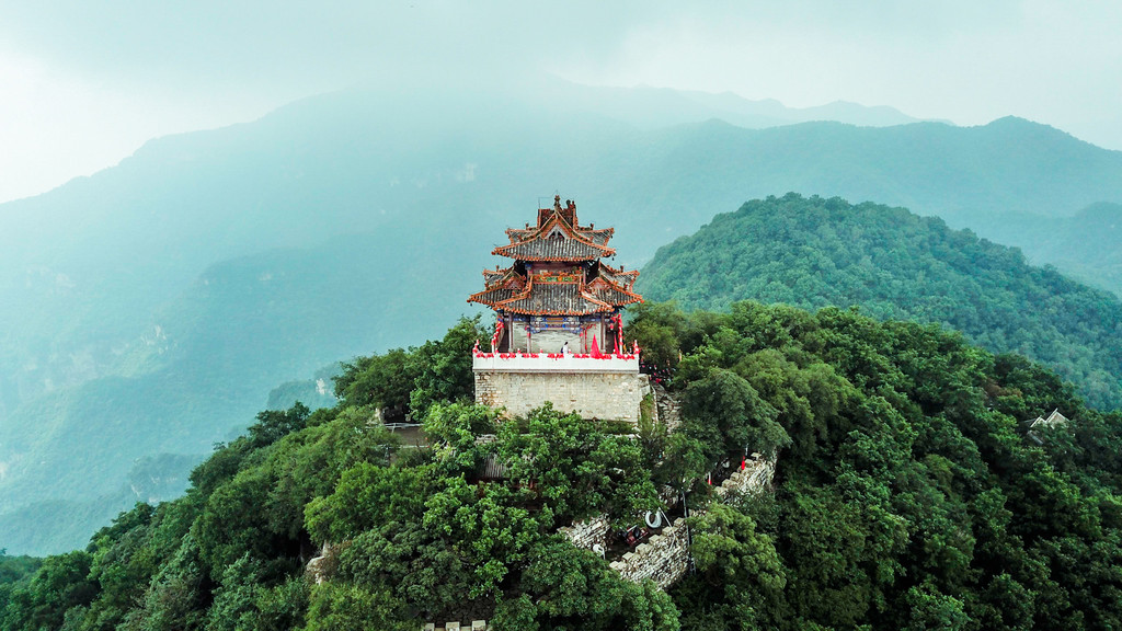 40分后抵达云丘山神龙岭的最高峰玉皇顶,打卡海拔1629米.