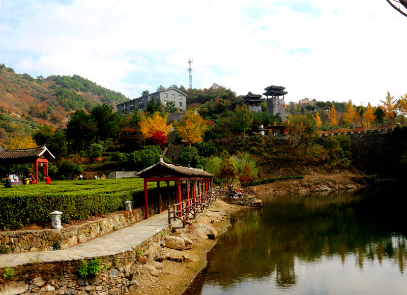 云中水榭纳凉胜地,峡谷峰峦小长海--武汉最美清凉寨