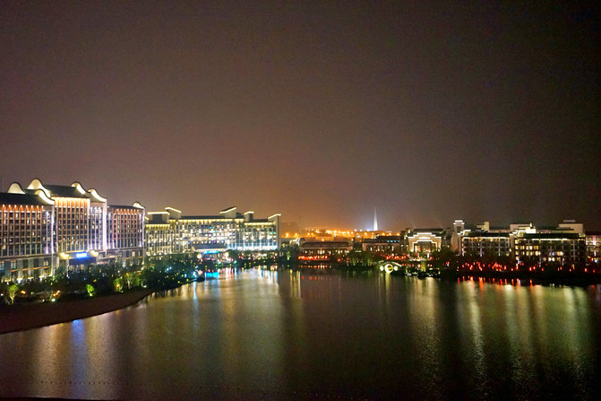 洗了澡,披上浴袍,在独有的湖景阳台上能欣赏到周围的夜景,美丽的巢湖