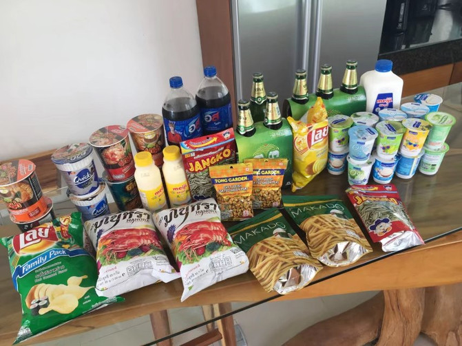 管家按我的需求从7-11买来一大堆的零食饮料和新鲜的水果榴莲山竹龙宫
