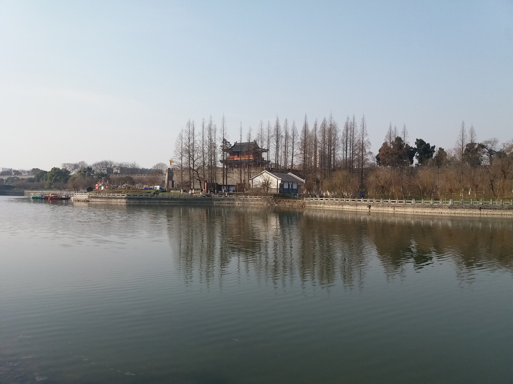 荆州古城东门,隔护城河清晰可见了.