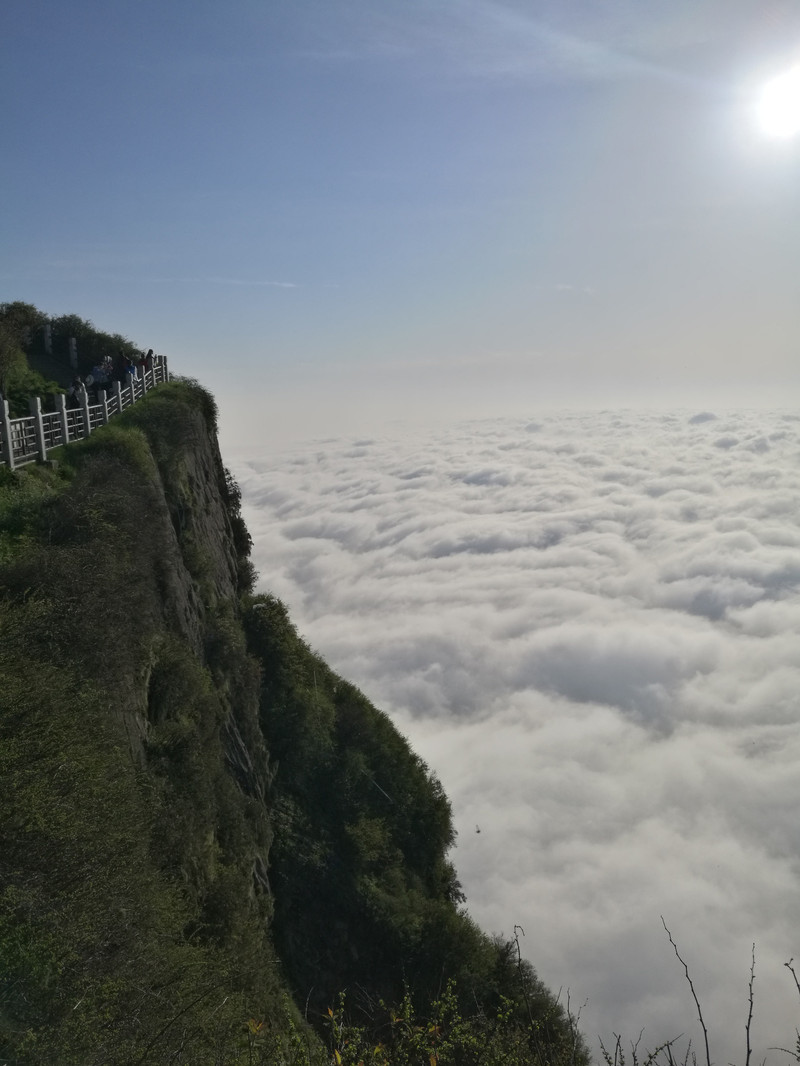 因峭削如棱,翘首云空,形同岩嘴,又名金刚嘴,是峨眉山最佳观景点之一