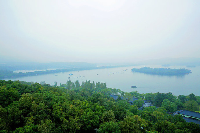 南屏山慧日峰下的净慈寺