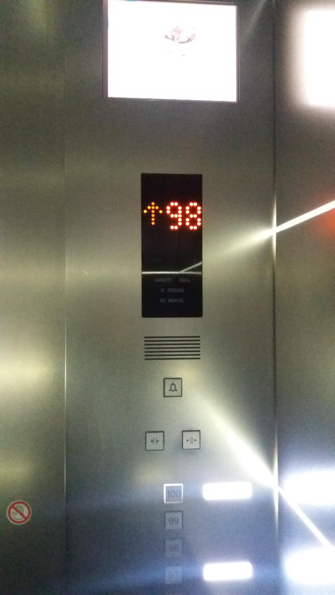 电梯停在了100层,该升降梯的载重限量:1250千克;限乘人数:16人.