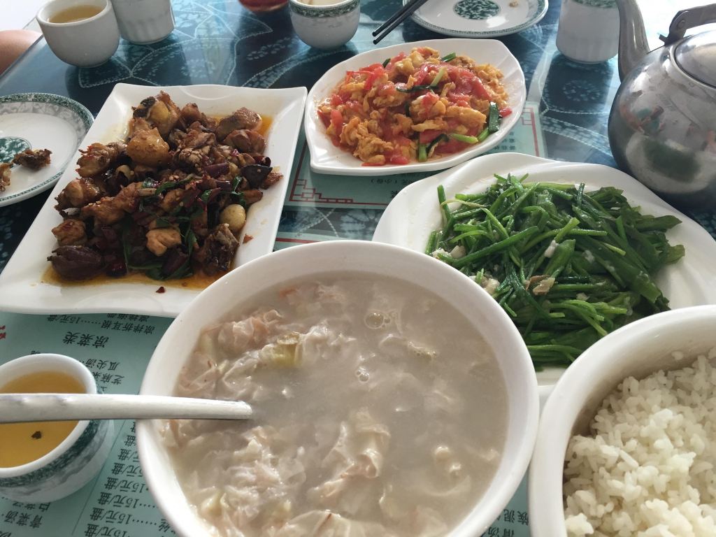 吃完午饭,出发去丽江,路程不远,全程高速,两个小时到达束河古镇,入住