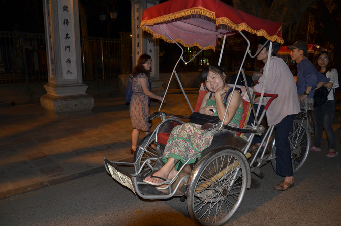 租了几台倒骑三轮车!沿着胡志明广场!孔庙等景点绕了一大圈!