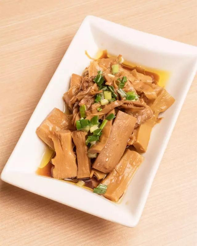这里的油闷笋用了豉香鲜酱油,味道浓厚却不腻~ 卤素鸡是上海人