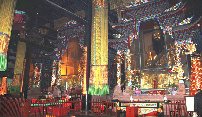 青羊宫主要建筑有山门,三清殿,唐王殿等.